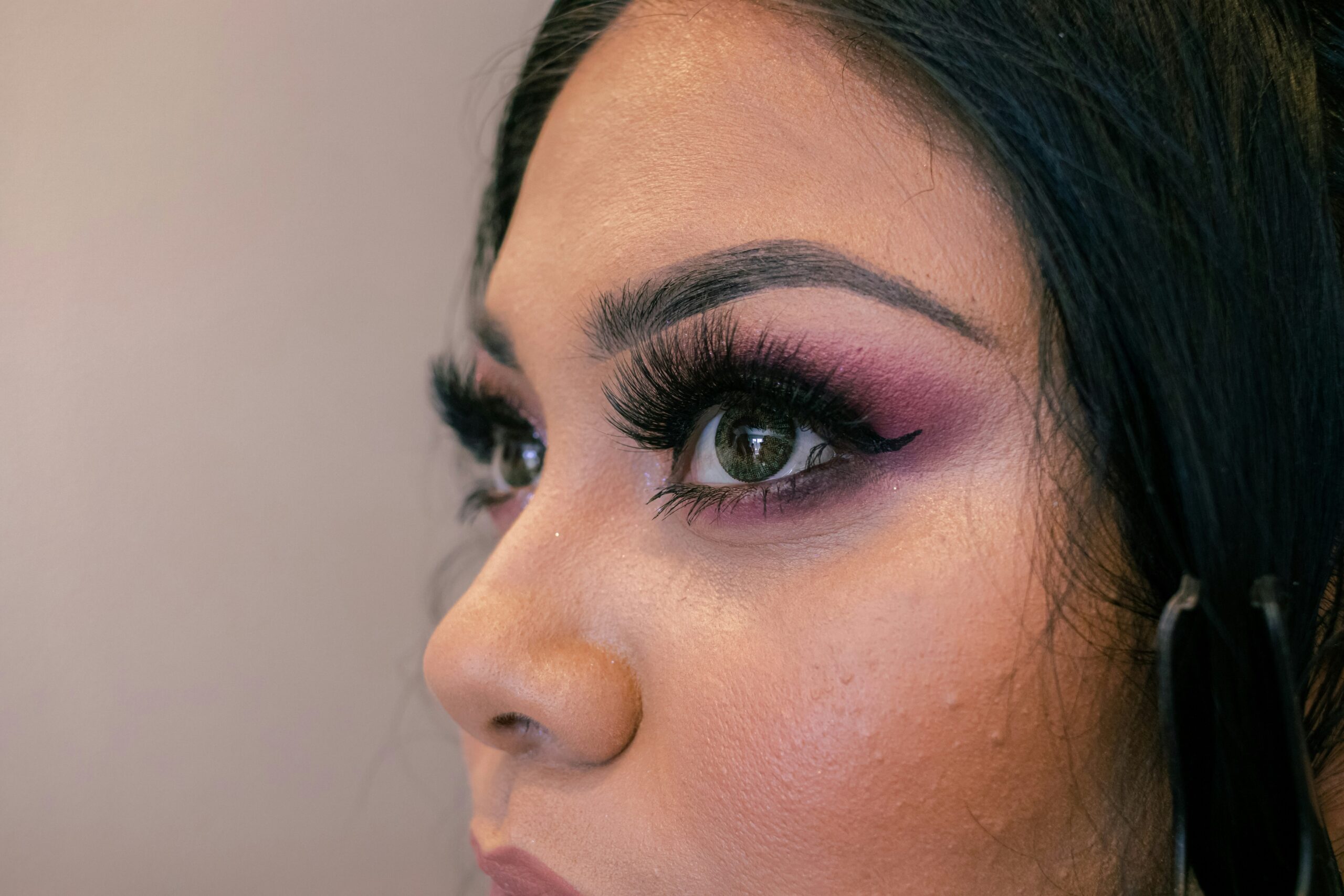 Nieoczywiste triki makijażowe, które odmienią Twój look